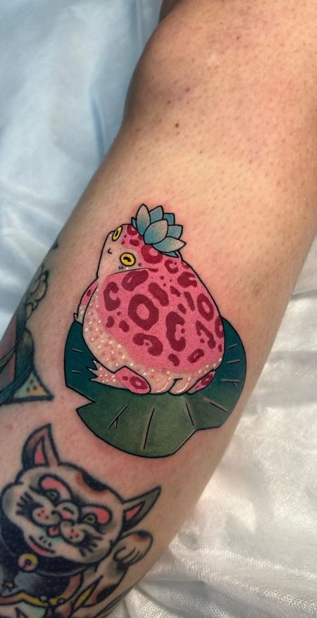 Frog Tattoo Knee, Glass Frog Tattoo, Goth Frog Tattoo, Color Knee Tattoo, Halloween Frog Tattoo, Bull Frog Tattoo, Floral Frog Tattoo, Witchy Frog Tattoo, Traditional Cute Tattoo