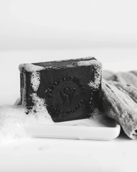 The handmade Tea Tree Charcoal Bar is packed with tea tree, lavender, and activated charcoal, creating a powerhouse combination. Activated charcoal gently exfoliates, fights acne, and removes impurities. Tea tree, a natural antiseptic, along with soothing lavender, helps prevent breakouts and can even slow signs of premature aging. #lmarket #shop_lmarket #shoplmarket #legumdesign #bathroomdesign #modernbathroomdesign #bathroomgoals #bathroomdecoration #bathroominspo #bathroomdecor #modernbat... Kellie Martin, Coconut Products, Benefits Of Tea, Charcoal Bar, Activated Charcoal Soap, Charcoal Soap, Skincare Regimen, Healthier Skin, Lavender Soap