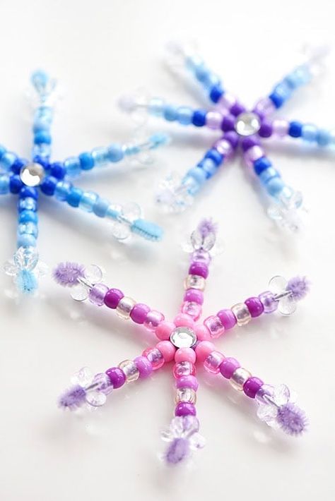 These DIY Christmas ornaments are SO FUN and really easy to make! Whether you're a fan of snowmen, Santa, snowflakes, or stars you'll find a fun homemade Christmas ornament idea here. These Christmas crafts are perfect for kids, tweens, teens, adults, and seniors. Pipe Cleaner Snowflakes, Holiday Treat Recipes, Easy Winter Crafts, Beaded Snowflakes Ornament, Pipe Cleaner Crafts, Homemade Ornaments, Beaded Snowflakes, Holiday Crafts For Kids, Free Calendar