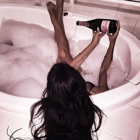 Bathtub Photography, Bath Photography, Boujee Aesthetic, Luxe Life, Foto Poses, Rich Girl, Birthday Photoshoot, Luxury Life, Gossip Girl