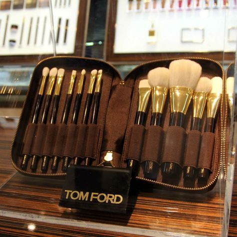 For ladies that love luxury this Tom Ford Deluxe 12-piece brush ... Tom Ford Makeup, Fancy Makeup, Kesha, Makeup Blog, Makeup Obsession, Luxury Makeup, Makeup Items, Beauty Gift Sets, Makeup Storage