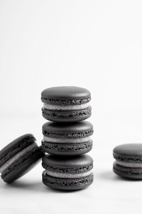 These Black Macarons are filled with a delicious cookies and cream buttercream and are a true black color, which is so difficult to achieve. Gothic Macarons, Black Macarons, Black Macrons, Blackberry Macarons, Black Cat Macarons, Black Sesame Macarons, Lemon Blackberry Macarons, Powdered Food Coloring, Vegetarian Cookies