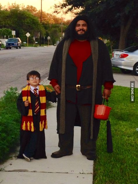 Harry and Hagrid. The things we do as parents. Harry Potter Kostüm, Harry Potter Costumes, Costumes Funny, Skirt Diy, Theme Harry Potter, Parenting Done Right, Harry Potter Cast, Harry Potter Love, Halloween Contest