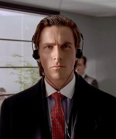 American Physco Headphone, Christian Bale Patrick Bateman, American Pyscho Pfp, Patrick American Physco, American Pyscho Costumes, Jean American Physco, Halloween Costumes2024, Christian Bale Meme, Christian Bale American Physco