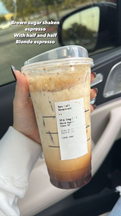 Low Cal Drinks, Cold Starbucks Drinks, Starbucks Drinks Diy, Coffee Recipes Starbucks, Iced Starbucks Drinks, Iced Coffee Drinks, Starbucks Coffee Drinks, Easy Coffee Recipes, How To Order Starbucks