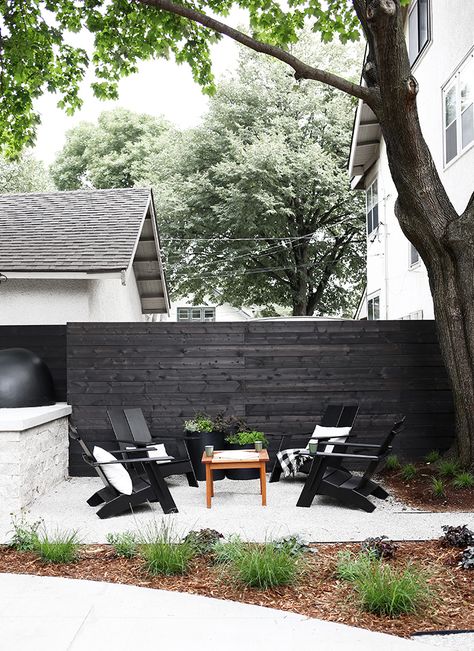 black lounge. Modern Farmhouse Backyard, Modern Backyard Design, Shed Makeover, Black Fence, Kitchen Theme, Modern Adirondack, Terra Nova, Casa Exterior, Modern Backyard