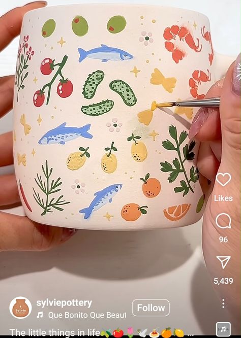 Fruit Painted Bowl, Pottery Painting Vegetables, Fruit Pottery Painting Ideas, Pottery Painting Fruit Bowl, Clay Bowl Painting Ideas, Fruit Pottery Painting, Bowl Pottery Painting Ideas, Plate Pottery Painting Ideas, Ceramic Bowl Painting