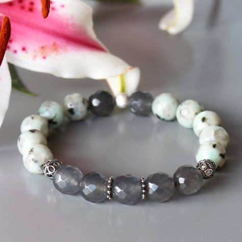 Faceted gray jade, kiwi jasper and sterling silver bracelet 🤗 Kiwi Jasper Bracelet, Stones Accessories, Kiwi Jasper, Stone Accessories, Stone Bracelets, Jasper Bracelet, Diy Crystals, Bracelet Design, Crystal Stone