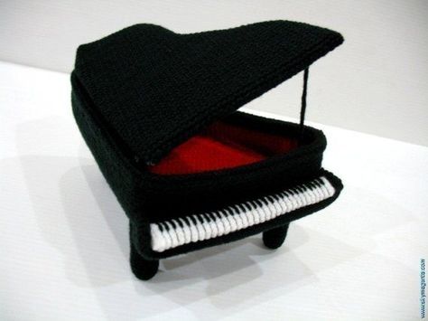 Crochet Music, Crochet Furniture, Flower Toy, Baby Grand Pianos, Barbie Furniture, Crochet Instructions, The Piano, Crochet Toys Patterns, Crochet Basics