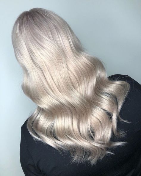 Add metallic magic to pearlescent blonde tones. Crafted by Wella Educator Laila Pettersen. Metallic Blonde Hair, Pearly Blonde Hair, Pearl Hair Color, Pearlescent Hair, Pearl Blonde Hair, Aging Hair Color, Champagne Blond, Blond Hairs, Hair Contouring