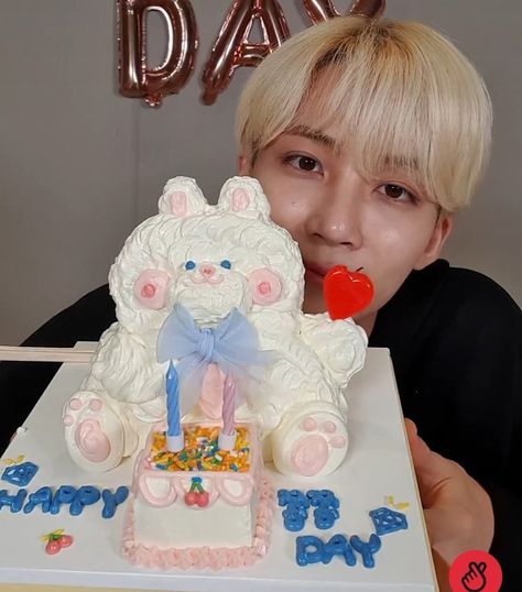 #Yoonjeonghan #JEONGHAN #정한 #SEVENTEEN #세븐틴 Jeonghan Cake, Jeonghan Vlive, Cute Bunnies, Seventeen Jeonghan, Dino Seventeen, Seventeen Debut, Seventeen Album, Pledis 17, Pink Birthday