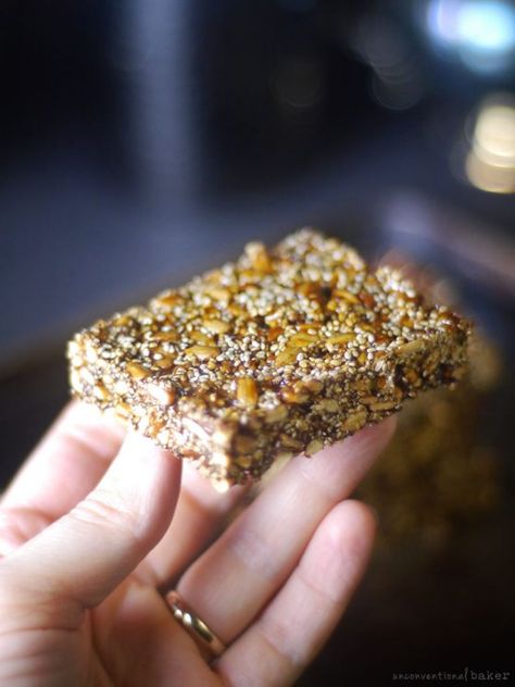 Chia and sunflower seed bars (oil-free vegan, gluten-free, paleo, refined sugar-free) Sunflower Seed Bars, Chia Seed Bars, Seed Bars Recipe, Breakfast Gluten Free, Chocolate Granola Bars, Seed Bars, Lunchbox Treats, Healthy Bars, Chocolate Granola