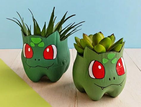 Pokemon Go Crafts, Recycler Diy, Bulbasaur Planter, Plastic Bottle Planter, Recycle Crafts Diy, Pokemon Bulbasaur, Pokemon Diy, Reuse Plastic Bottles, Pokemon Craft