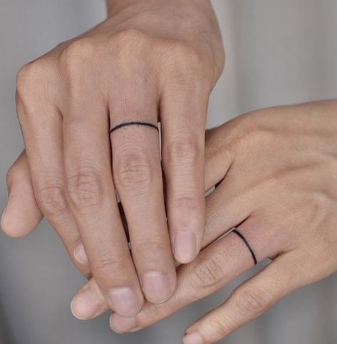 A simple, no-frills band around the ring fingers in tattoo form put a modern (and permanent) twist on the classic wedding ring. Be sure to take proper care of your finger ink and get periodic touch-ups to keep it looking fresh. Click through for more wedding date tattoos! #datetattoos #coupletattoos #weddingtattoos #matchingtattoos #datetattoo Wife Tattoo Ideas, Wedding Date Tattoos, Marriage Tattoos, Finger Tattoos For Couples, Wedding Band Tattoo, Wife Tattoo, Tattoos Traditional, Wedding Ring Tattoo, Finger Tats