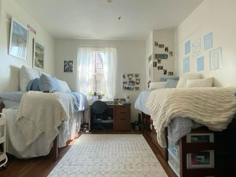 Dorm Room Inspo Minimalist, Uw Madison Dorm, Miami University Dorm Rooms, Coastal Dorm Room, Modern Cozy Home, Dorm Themes, Diy Dorm Room, Dorm Room Layouts, Bedding Dorm