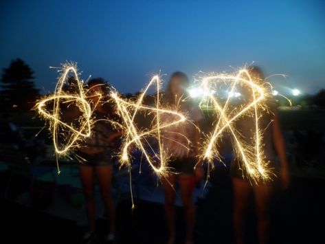 Festive with friends Sparkler Pictures Friends 4th Of July, 4th Of July Sparklers, Aesthetic 4th Of July Pics, July Birthday Aesthetic, Fourth Of July Aesthetic Pictures, 4th Of July Insta Pics, Forth Of July Pictures Ideas, 4th Of July Photo Ideas, July Reset