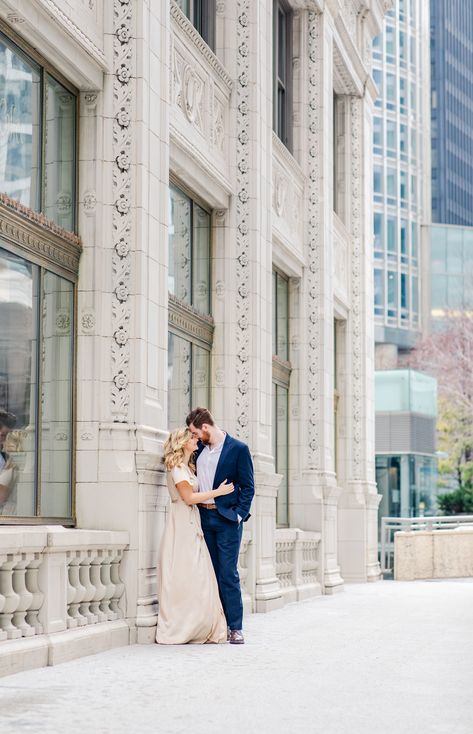 Wrigley Building Chicago, Walima Photoshoot, Engagement Photo Shoot Inspiration, Wedding September, Dress For Winter, Chicago Engagement Photos, City Shoot, Wedding Engagement Pictures, Couples Pictures