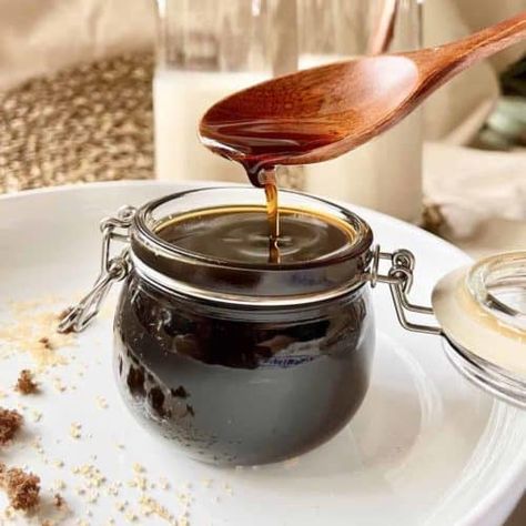 Scooping thick brown sugar syrup out of a glass jar, Boba Syrup Recipe, Starbucks Drinks Recipes Diy Homemade, Tea Starbucks Drinks, Chai Tea Starbucks, Asian Dinner Party, Asian Drink, Brown Sugar Milk Tea, Asian Recipes Authentic, Milk Tea Recipe