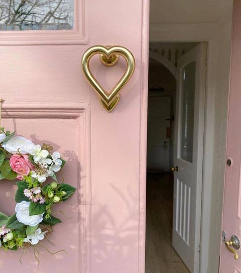 Pink Front Door, Door Knockers Unique, Pink Door, Front Door Design, House Doors, Pink Houses, Barbie Dream House, Door Knocker, Door Knockers