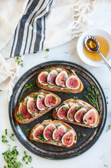 Gorgonzola Bruschetta, Fingerfood Party, Bruschetta Recipe, Fig Recipes, Fresh Figs, Balsamic Glaze, Milk Recipes, Bagels, 10 Minute