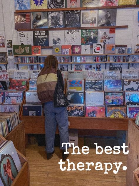 Record Shopping Outfit, Record Store Outfit, Record Store Date, Vinyl Shop Aesthetic, Vinyl Store Aesthetic, Record Shop Aesthetic, Record Store Photoshoot, Outfit Inspo Downtown, Record Store Aesthetic