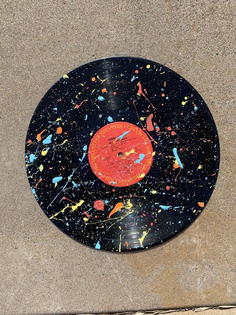 Splatter painted record Record Art Ideas, Painted Cds, Record Painting Ideas, Vinyl Painting, Vinyl Record Art Ideas, Painted Records, Vinyl Paintings, Record Ideas, Painted Vinyl Records