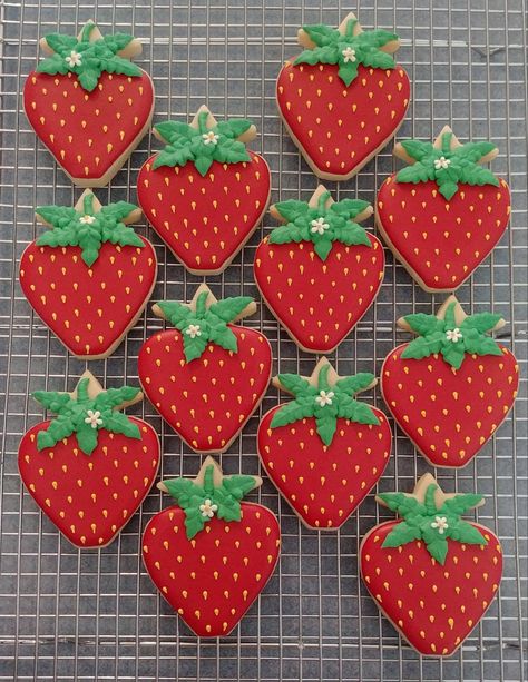 Strawberry Cutout Cookies, Strawberry Decorated Cookies, Royal Icing Cookies Recipe, Berry Cookies, Strawberry Sugar Cookies, Strawberry Theme, Baby Birthday Themes, Unicorn Cookies, Strawberry Baby