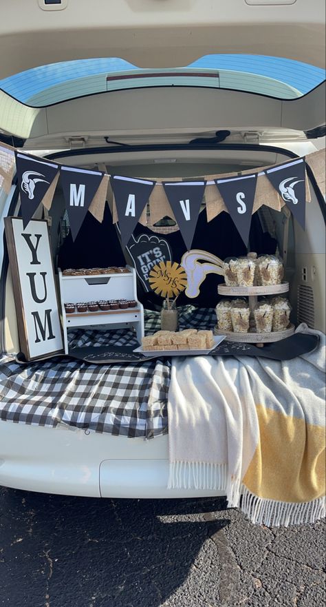 Tailgate High School Football, Senior Tailgate Ideas, Car Boot Sale Display, Football Fundraiser, Tailgate Ideas, Team Dinner, Tent Decor, Tailgate Tent, Senior Football