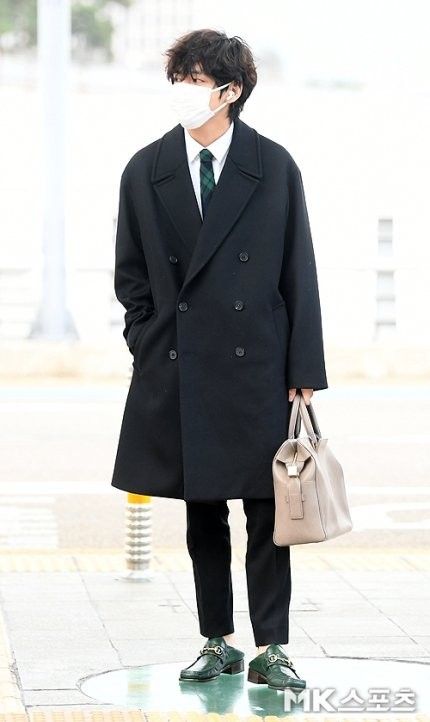 Taehyung Full Body Picture, Kim Taehyung Anime, Taehyung Anime, Full Body Picture, Icn Airport, Celebrity Style Red Carpet, Taehyung Photoshoot, Body Picture, Double Breasted Suit Jacket