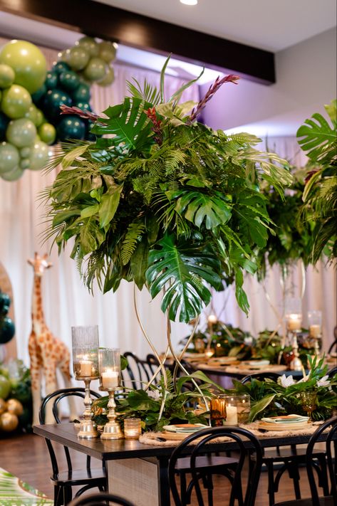 Safari Flowers Jungle Theme, Zoo Table Decorations, Jungle Centerpieces Ideas, Lion King Centerpieces, Jungle Centerpieces, Safari Centerpieces, Safari Baby Shower Decorations, Lion King Baby Shower, Greenery Centerpiece