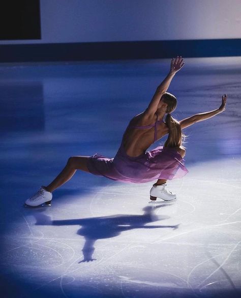 Figure Skating Photography, Russian Figure Skating, Skating Photography, Figure Ice Skates, Skating Aesthetic, Practice Outfits, Ice Skaters, Skate Style, Ice Dance