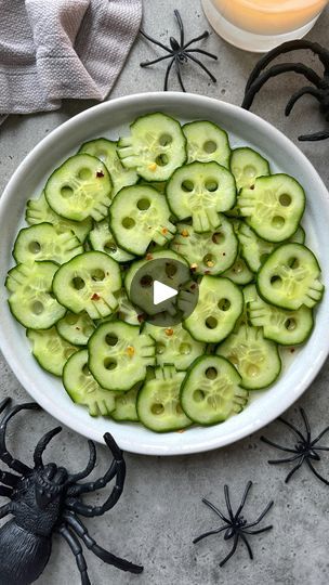 Cucumber Halloween Snack, Skull Cucumbers, Halloween Fruit Salad Ideas, Halloween Pickles, Cucumber Skulls, Halloween Salad Ideas, Halloween Cucumber, Cucumber Halloween, Halloween Peppers