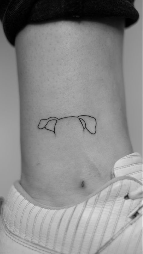 Tatuaje fineline dog outline minimalist Daschund Tattoo, Tattoo Perro, Boxer Dog Tattoo, Boxer Tattoo, Soft Tattoo, Dog Memorial Tattoos, Memorial Tattoos, Discreet Tattoos, Subtle Tattoos