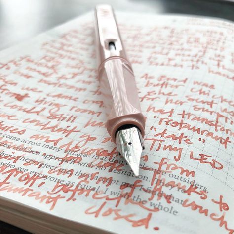 @penglutton’s Instagram photo: “J Herbin Rouille d’Ancre in a Powder Rose Lamy Safari is such a cute combo. 💕#lamysafari #herbinink #fountainpen #fountainpens #fpgeeks…” J Herbin Ink, Lamy Pen, Lamy Safari, Lamy Fountain Pen, Handwriting Examples, Commonplace Book, Notes Inspiration, Study Hard, Writing Poetry