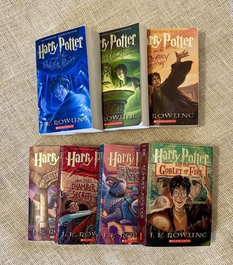 Harry Potter Book Series, Harry Potter Book Set, Marques Pages, Bath Bubbles, Hp Tattoo, Reading Romance Novels, Hp Book, Harry Potter Set, Harry Potter Book