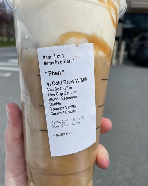 Stephanie Currie on Instagram: “✨Caramel Sweet Cream Cold Brew✨You can find this drink and many many more drinks in the @starbuckssecretmenupro app! Link in bio❣️Also: the…” Caramel Cold Brew, Sweet Cream Cold Brew, Coffee Orders, Cream Cold Brew, Starbucks Drinks Recipes, Sweet Cream, Starbucks Recipes, Many Many, Drinks Recipes