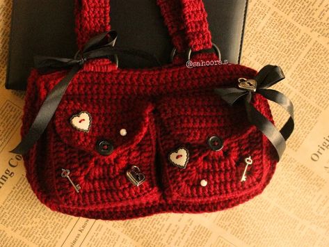 ���🗝..✩ A pattern test for @forling_crochet ~ 💫 
More pictures on my insta 😉
#crochet #crochetbags #knit #fiberarts #crochetinspo #vintage #vintagestyle #y2k #Y2Kfashion #goth #gothbag #aesthetic #cute #maroon #bows #coquette #inspo #fashioninspo #heartaesthetic #outfit #handbag #slingbag Crochet Bag Decoration, Goth Purse, Bows Coquette, Gothic Bag, Valentines Crochet, Red Purse, Shade Of Red, Red Purses, Crochet Diy