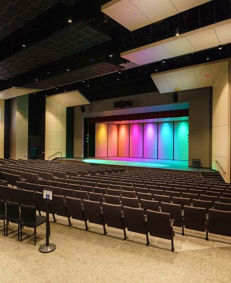 SoundPly Latus and Alta panels use patented technology to expertly manage the acoustics of this high school auditorium. High School Set Design, School Auditorium Aesthetic, School Theater Design, School Auditorium Design, High School Interior, Highschool Design, High School Auditorium, School Auditorium, School Floor Plan