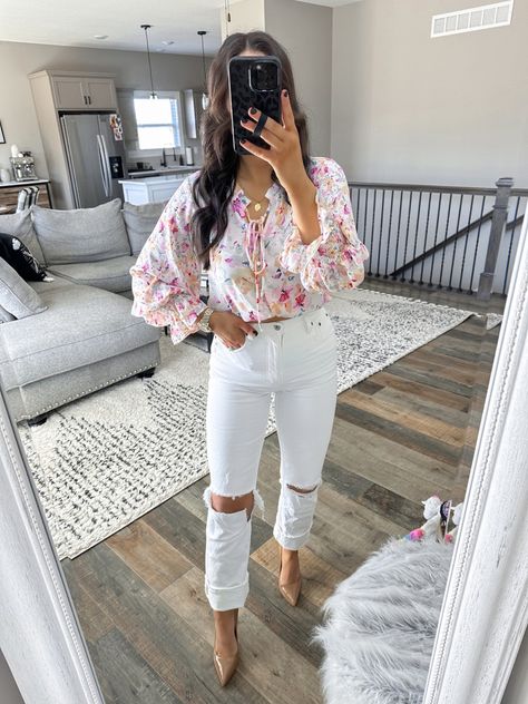 Bridal Shower Outfits For Bride, White Ripped Jeans Outfit, Bridal Brunch Outfit, White Spring Outfits, Spring White Flowers, Bridal Shower Guest Outfit, Small Heels, Casual Bride, Jeans Outfit Spring