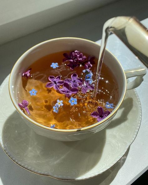 Aesthetic Tea, Spring Cups, Tea Photography, Tea Aesthetic, Aesthetic Drinks, Pretty Tea, Pretty Drinks, Morning Tea, Cottagecore Aesthetic