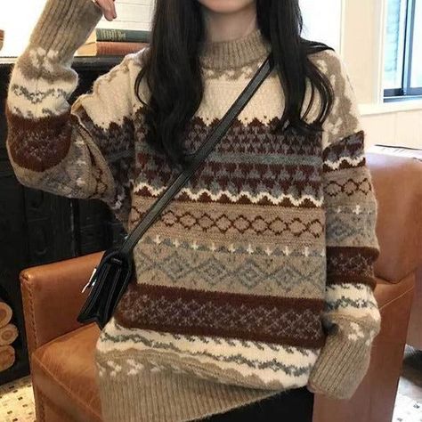 e6d8545daa42d5ced125a4bf747b3688desc53150409ri Sweater Streetwear, Bralette Outfit, Geometric Sweater, Casual Knitwear, Nice Fashion, Winter Knit Sweater, Styling Fashion, Pull Oversize, Yarn Sweater