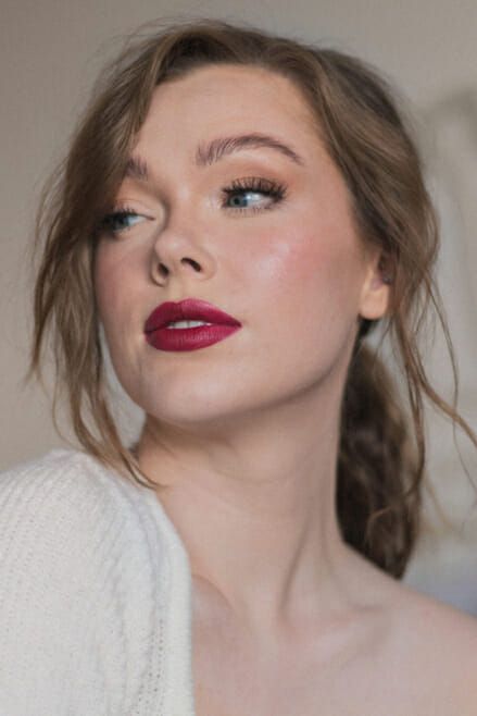 Autumn Wedding Makeup Bridesmaid, Dark Lip Bridal Makeup, Soft Glam Red Lip, Berry Lip Makeup, Berry Lips Makeup, Wedding Makeup Inspiration, Classic Makeup Looks, Fall Wedding Makeup, Fair Skin Makeup