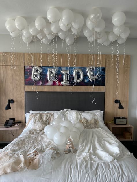 Bride Dressing Room Decoration, Brides Bedroom Decoration, Wedding Day Room Decorations, Wedding Day Hotel Room Decor, Hotel Bridal Shower Ideas, Bride Getting Ready Decorations, Bride Get Ready Room Wedding Day, Wedding Morning Set Up, Bride Getting Ready Room Decor