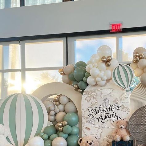 Hot Air Balloon Party Theme, Balloon Birthday Themes, Baby Shower Congratulations, Ideas Bautizo, Luxury Baby Shower, Adventure Awaits Baby Shower, Hot Air Balloon Decorations, Baby Birthday Decorations