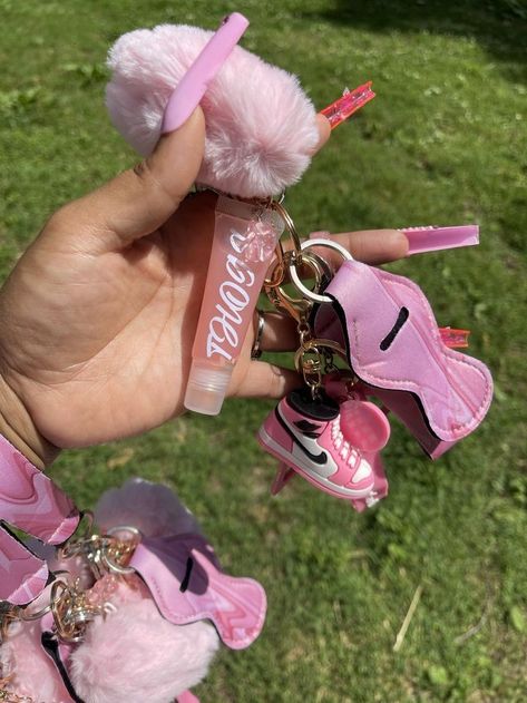 Light Lipgloss, Car Keychain Ideas, Keychain Bundle, Charm Bracelets For Girls, Defense Keychain, Lip Gloss Homemade, Pink Pom Pom, Pink Keychain, Girly Car Accessories