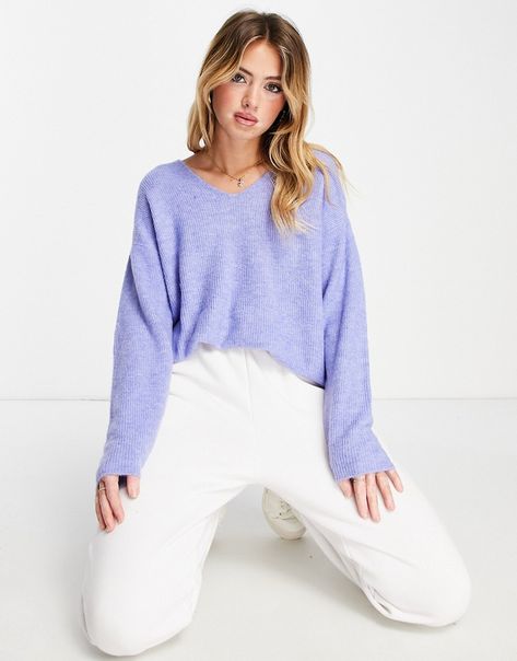 Sweaters by Vero Moda Cozy never looked so good V-neck Long sleeves Regular fit Purple Jumpers, Oversized Jumper, Jumper Sweater, V Neck Sweater, Jumpers And Cardigans, Jumpers For Women, Chuck Taylors, Vneck Sweater, Neck Sweater