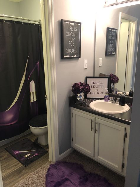 Purple And Black Bathroom Decor, Purple Bathroom Ideas Decor Small Spaces, Purple And Silver Bathroom Ideas, Black Women Bathroom Decor, Violet Bathroom Ideas, Purple Theme Bathroom, Purple And Black Bathroom Ideas, Lavender Bathroom Ideas Decor, Purple Themed Bathroom