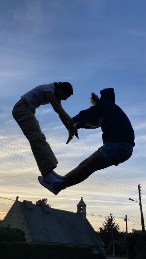 Two Friends Photo Ideas, Aesthetic Trampoline Pictures, Two People Poses For Pictures, Cute Outfits To Wear To A Trampoline Park, Friend Photoshoot Ideas Two, Sleepover On Trampoline Ideas, Star Pose Group, Trampoline Park Photo Ideas, Trampoline Park Aesthetic Friends