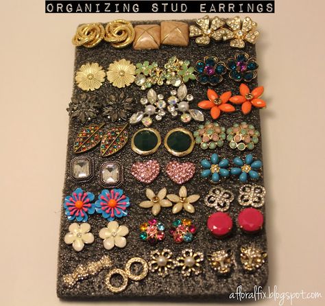 how to organize your stud earrings! Diy Box Storage, Organize Earrings, Stud Earring Organizer, Earrings Storage, Anklets Indian, Jewerly Organizer, Jewelry Display Cards, Dollar Store Organizing, Earring Storage