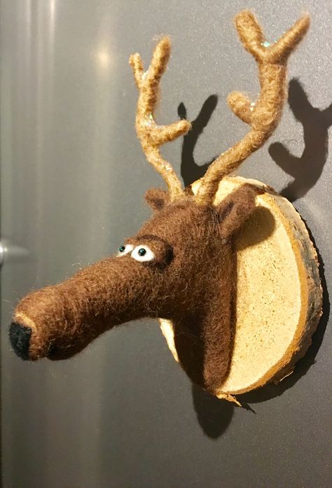 Needle felted reindeer head. Faux taxidermy by The Felt Fairy Felted Reindeer, Chrismas Crafts, Reindeer Head, Needle Felting Diy, Needle Felted Christmas, Felt Pictures, Felt Ideas, Felt Fairy, Faux Taxidermy